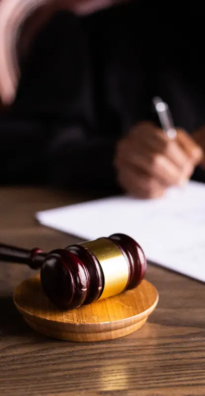 Querella vs. denuncia: diferencias clave, plazos y estrategia para tu caso penal