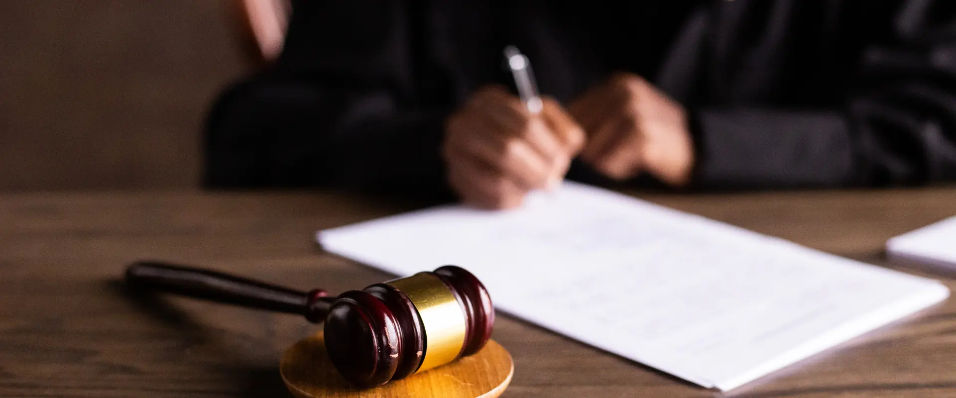 Querella vs. denuncia: diferencias clave, plazos y estrategia para tu caso penal